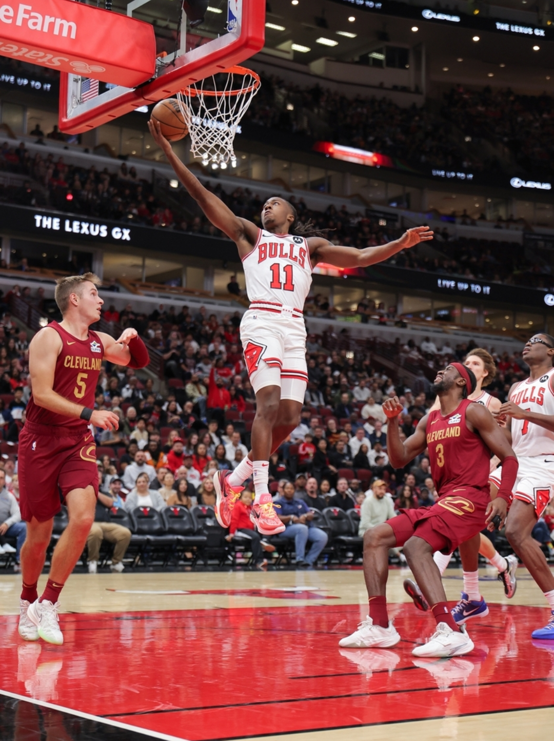 开云体育-芝加哥公牛迎NBA季后赛关键赛，今夜战术微调，赛场秩序良好，赛程密集仍需轮换的简单介绍